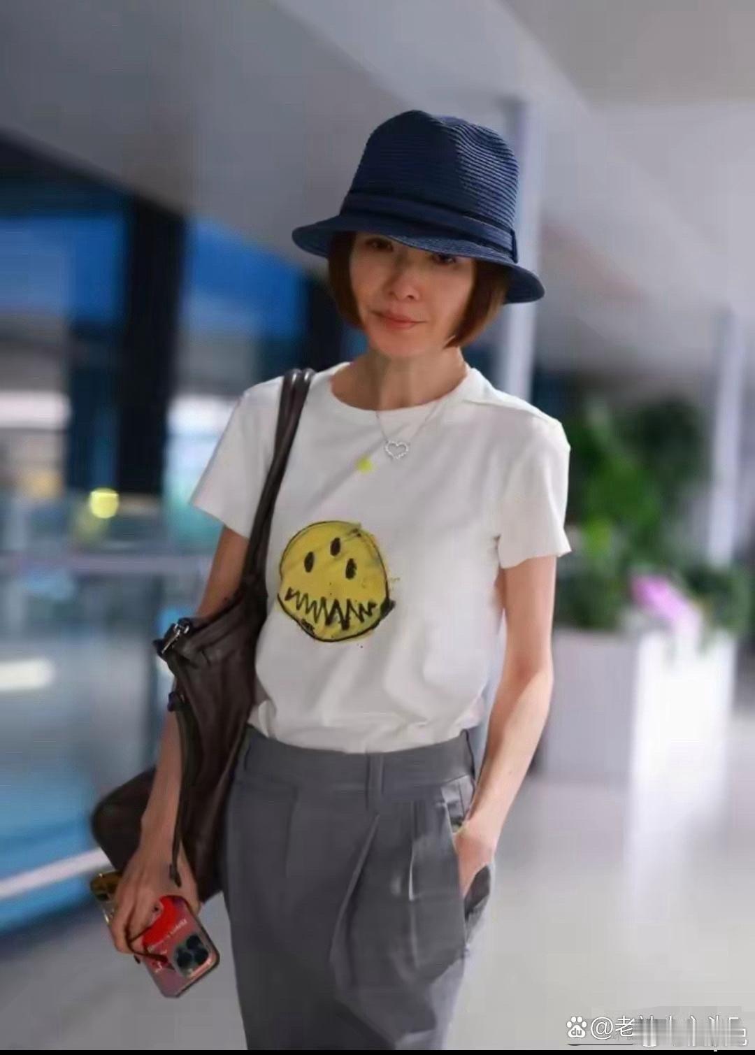 鲁豫现身机场，腰细得让人心疼，脸上似乎也藏着不少烦恼呢 ​​​