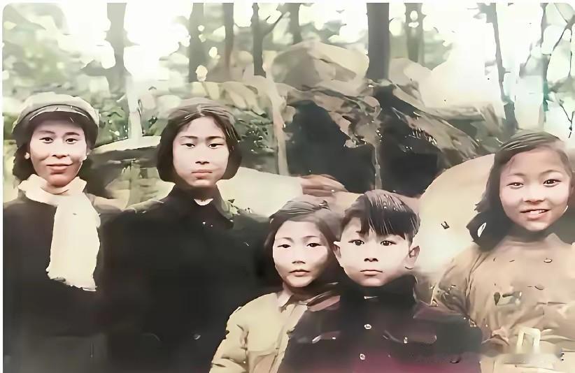 左起:贺子珍、李敏、贺怡(贺子珍的胞妹)的女儿贺海峰、贺怡的儿子贺春生、贺敏学(