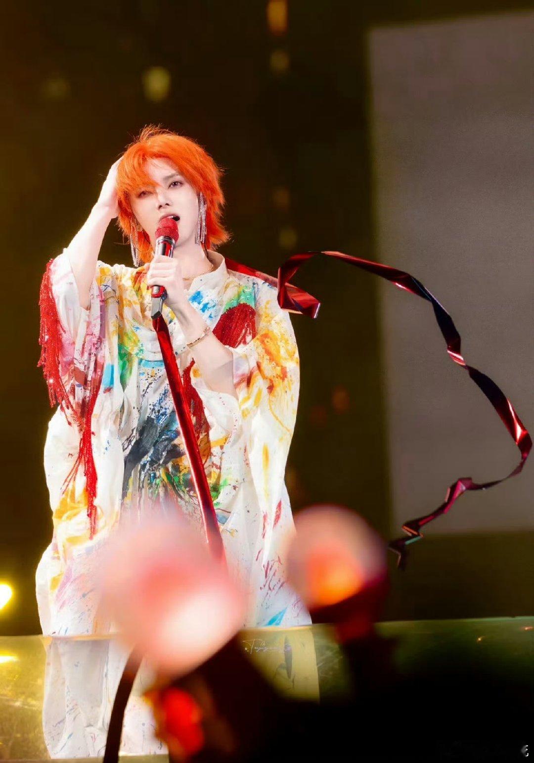 工作人员晒华晨宇送的双节礼物花花真好！月饼与充电宝既实用又暖心，让团队的每个人都