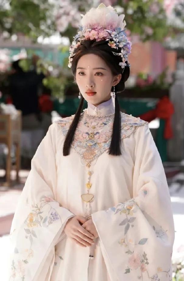原来，明代只有千金大小姐才能穿圆领袍，民女也只能穿交领。
这是邓恩熙演的《花开锦