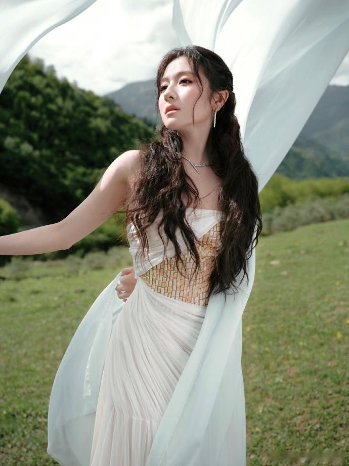 李兰迪美得好大气 她的美不只是精致，更是那种由内而外的舒展与大气，李兰迪真的很会