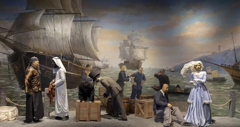 爱国群众要自发的组织起来，对于涉嫌非法居留或者非法就业的的外国人积极进行举报，将