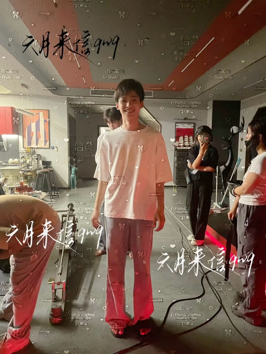 萌萌一只畏畏头身后某人专注玩手机🤳🏻cr.似六月 