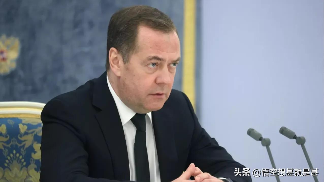 俄罗斯前总统梅德韦杰夫最近没少发文批评亚美尼亚总理帕希尼扬，25号接受俄罗斯新闻