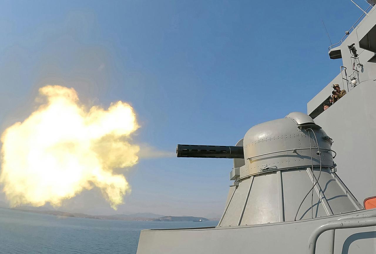 朝鲜实现了造舰奇迹，下水3天开始测试舰载武器：火力全开狂射主炮导弹！

4月25