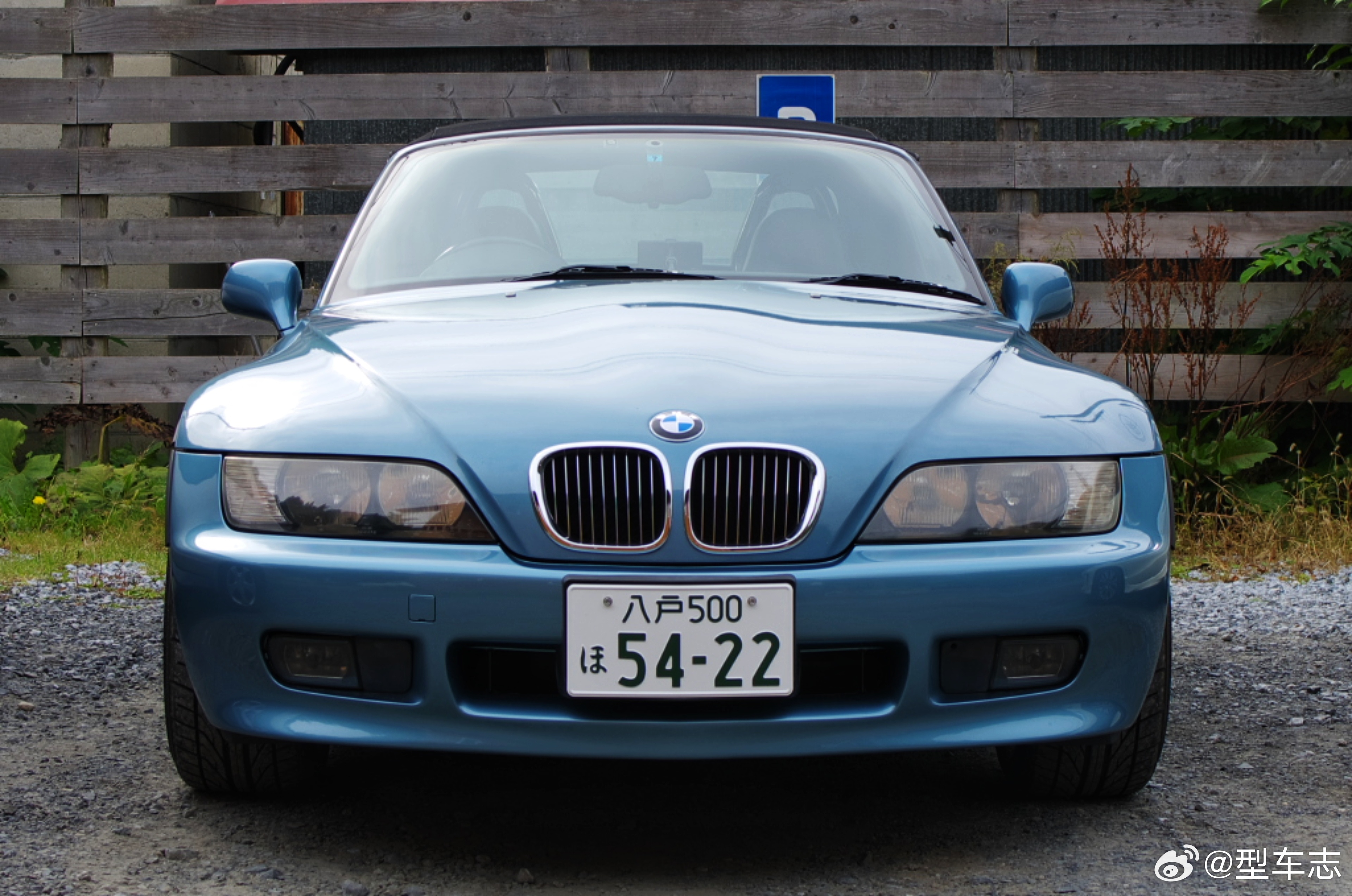 型车街拍偶遇宝马Z3 Roadster。虽然是正宗双座小跑车，但却是宝马第一批在