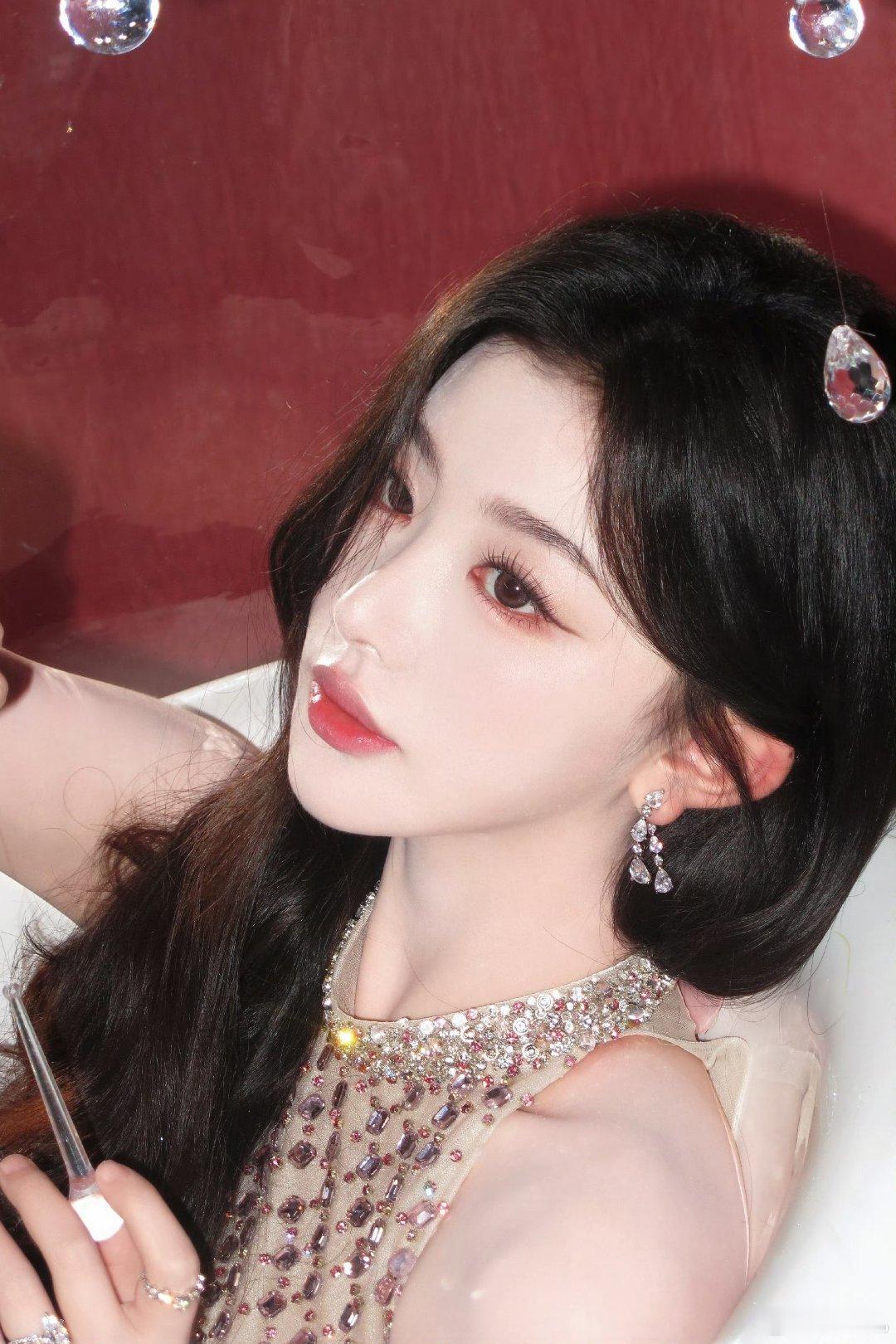 孔雪儿清透甜桃妆孔雪儿的甜桃妆也太绝了吧！清透又甜嫩，白里透粉的氛围感直接拉满，