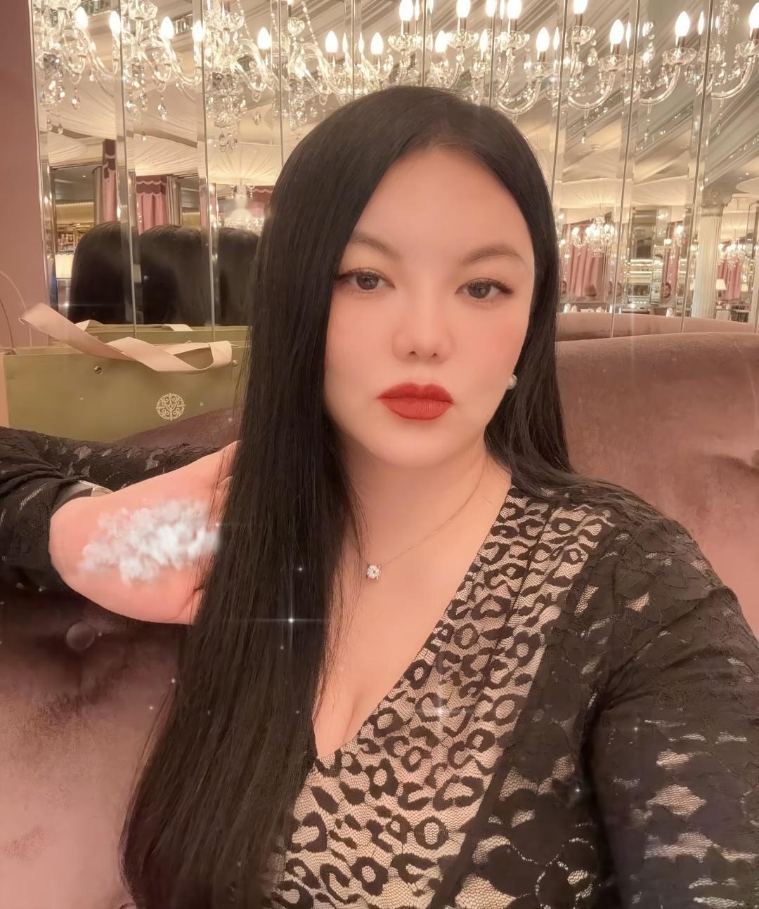 李湘居然把她手掌纹路打码了！这是什么意思？原来有钱人也相信天注定的一些东西吗？难
