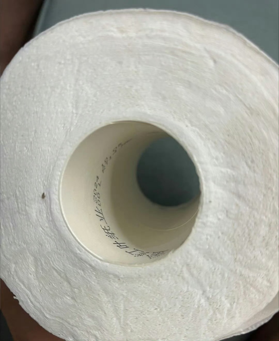 被纸巾背刺了没想到伤我最深的是纸巾……要不中间一个大洞，要不就是薄如蝉翼，我不中