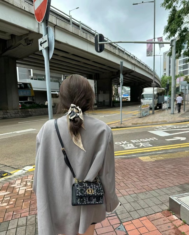 小时候总以为有理走遍天下 无理寸步难行 长大后才知道 这个世界讲金钱 讲关系 讲