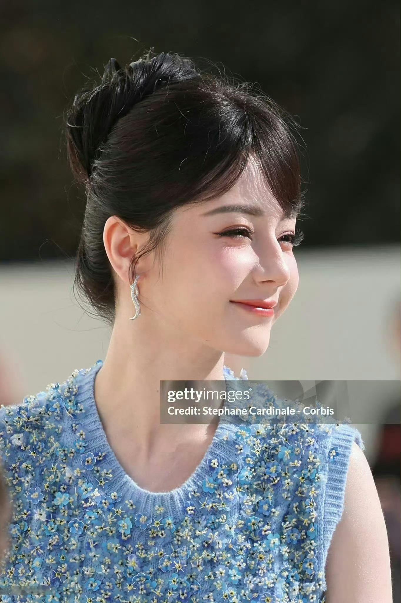 【迪丽热巴】晒太阳的小猫    ·迪丽热巴ins ​​​