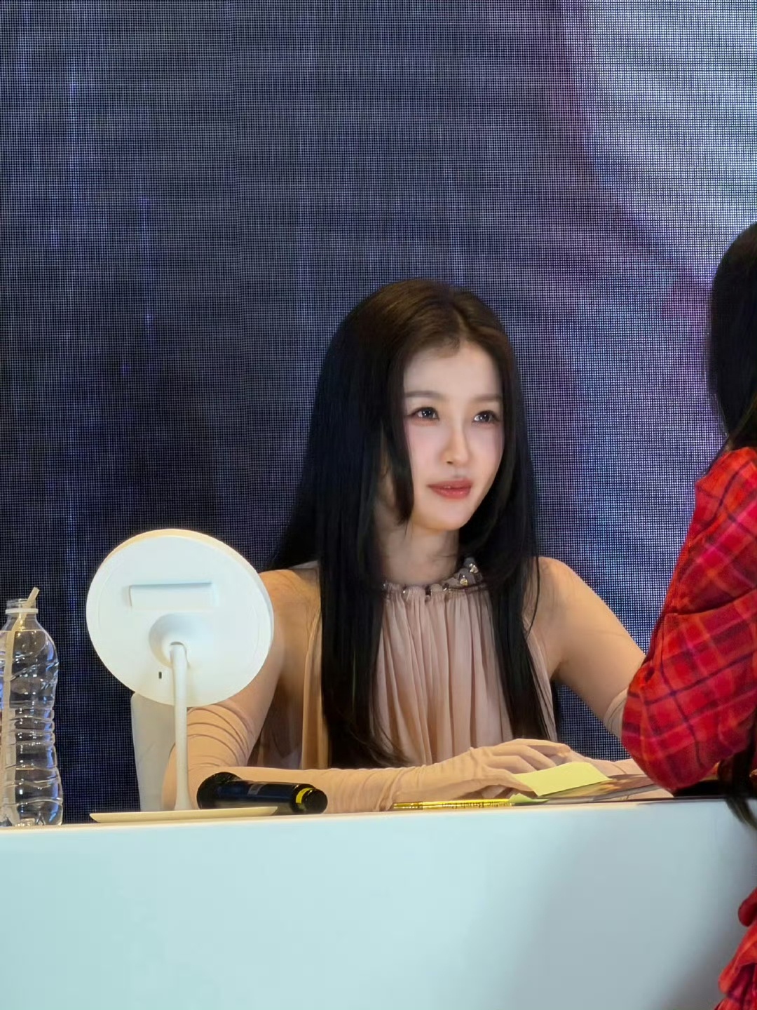 我真的溺晕在虞书欣的眼神里了太温柔了 