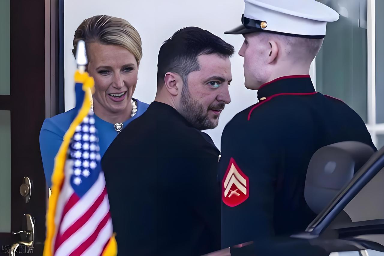 三件事情上，看得出，泽连斯基是政治老手了，很高明。

第一、假装答应，签字时不签