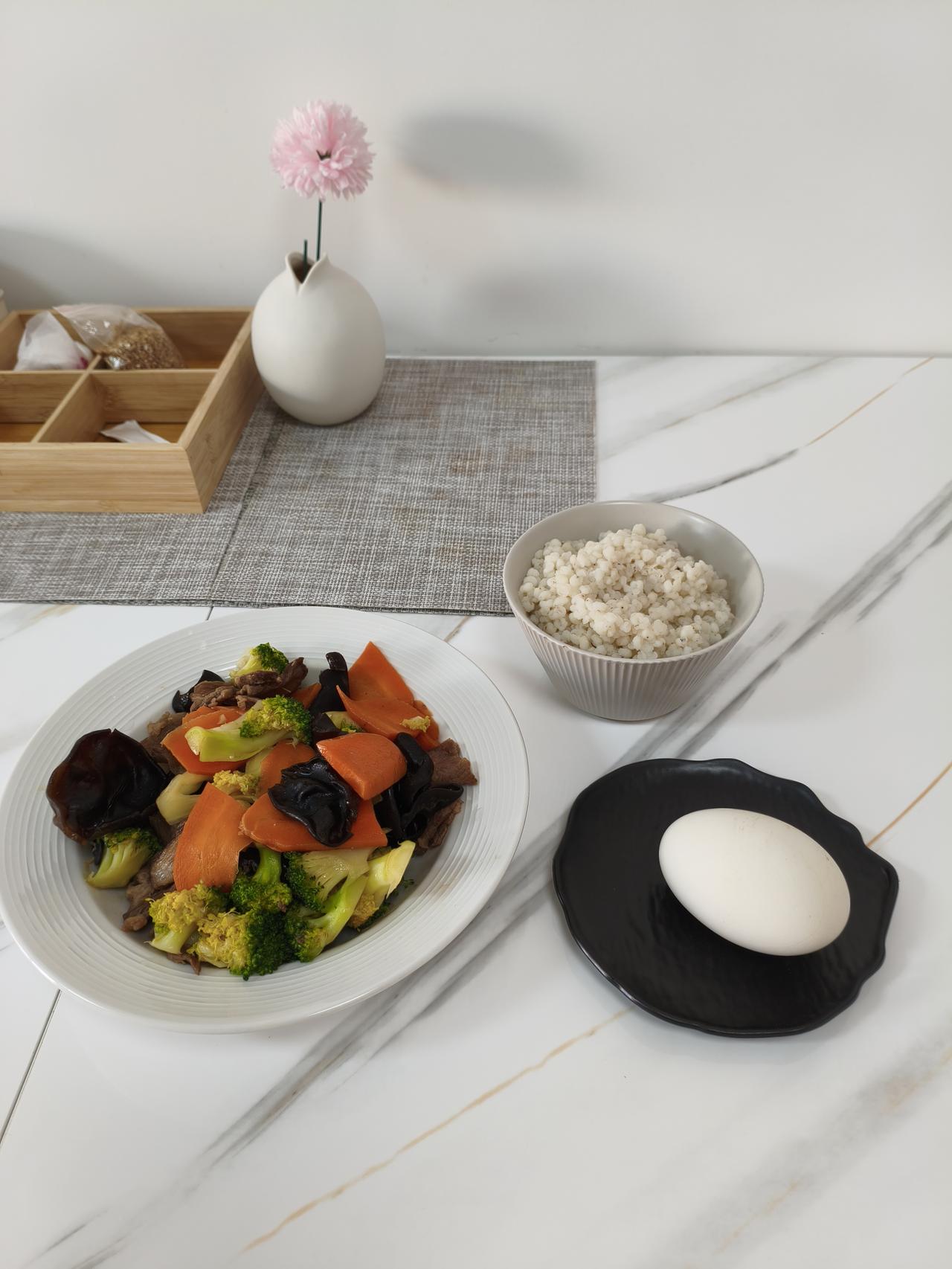 我的早餐，一碗高粱米饭，一盘素炒，一个大鹅蛋，是不是有点多啊！