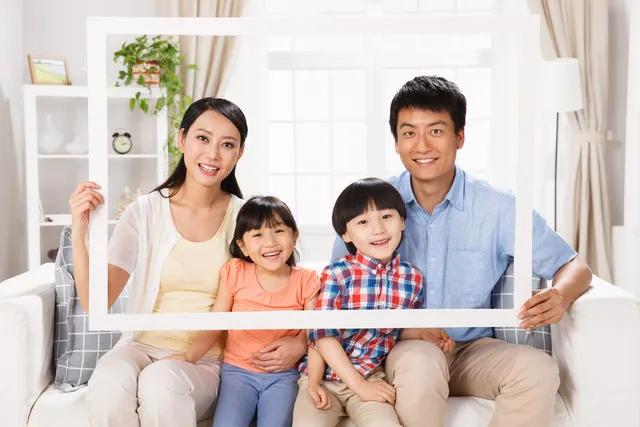 三十女人最有味，
家庭事业两兼备。
不畏风雨不怕累，
尊老抚幼尽其能。