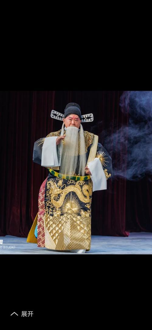 郭德纲回应被质疑乱改京剧，直言不是创新是复古。他表示，自己舞台上的唱法、小牌子、