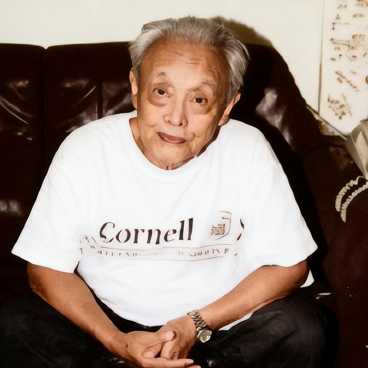 2003年，大特务谷正文，在家中休息，一张罕见的留影，照片中的他穿着一件白色的短