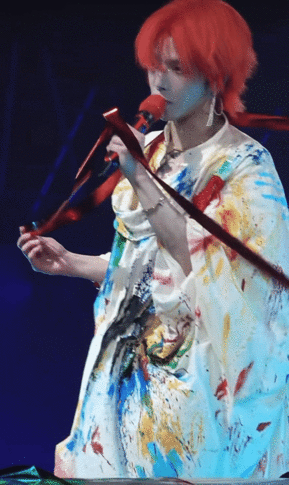 华晨宇风和彩带都偏爱他华晨宇一唱歌，风带着彩带好像都来给他助阵，浪漫又温暖的画面