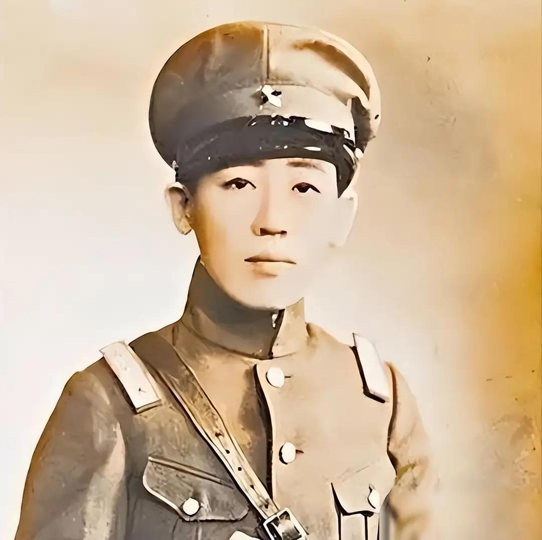 川岛芳子，她本应该是清朝的格格，是爱新觉罗家族的掌上明珠。她本应该在肃亲王府长大