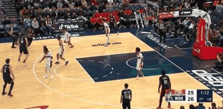 杨瀚森挡拆质量真高，夏普跳投命中





杨瀚森面对奇才得到机会，替补登场，打