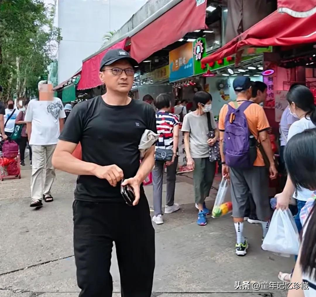 帅哥陈锦鸿近日现身街头被偶遇，一身黑色运动衣，戴着棒球帽，身材还是那样健壮威猛，