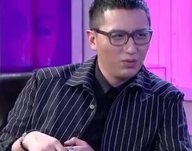 2014年，主持人华少问张家辉：“听说你在香港只有一套房？我都有3套。”面对华少