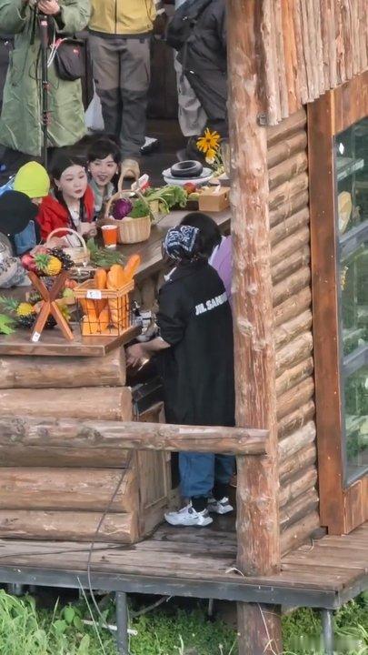 辛芷蕾摘菜也不耽误唠嗑辛芷蕾章若楠点头打招呼舒服的社交状态，辛芷蕾埋头摘菜也不忘