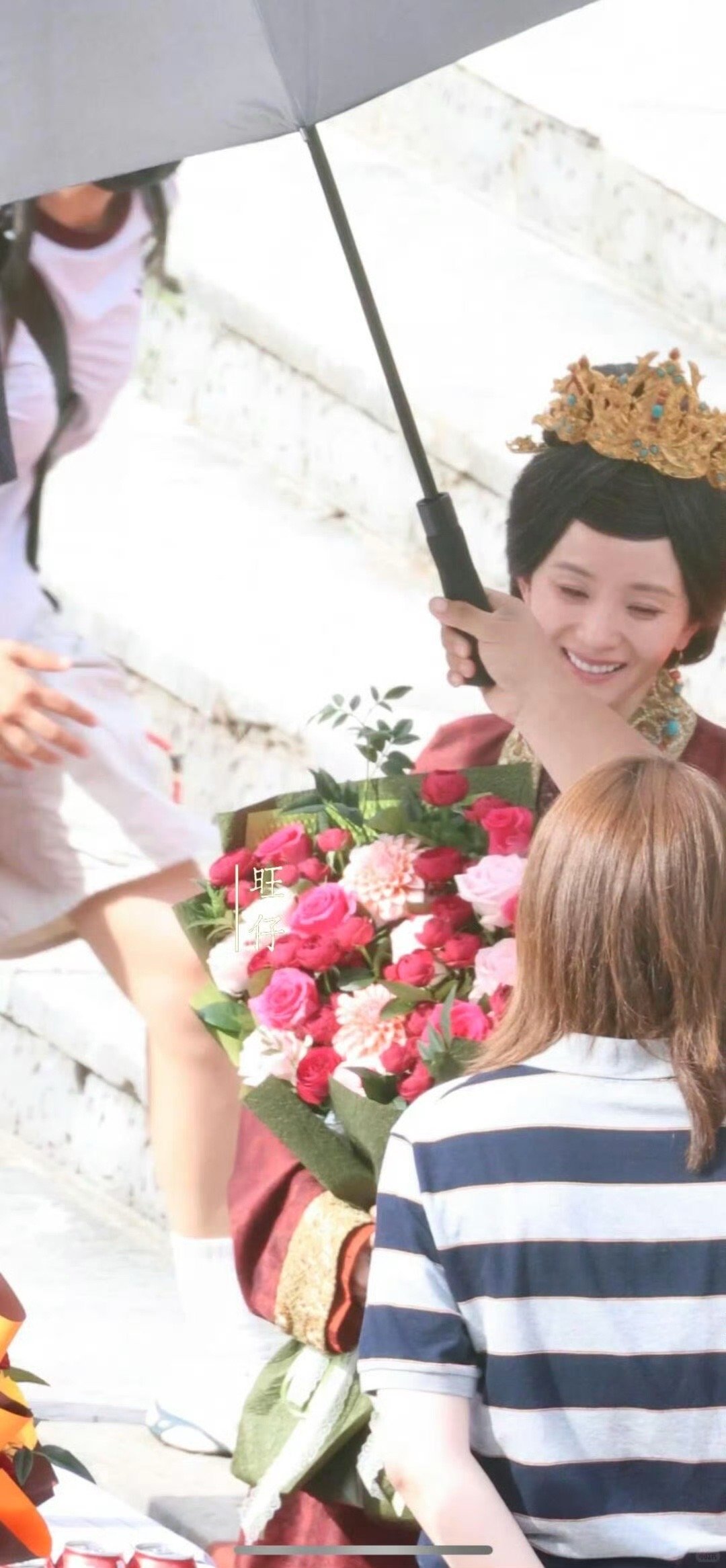 杨幂江山大同杀青照 唯一大女主杨幂，杀青大吉！在江山大同中饰演的冯娷+冯湮儿(冯