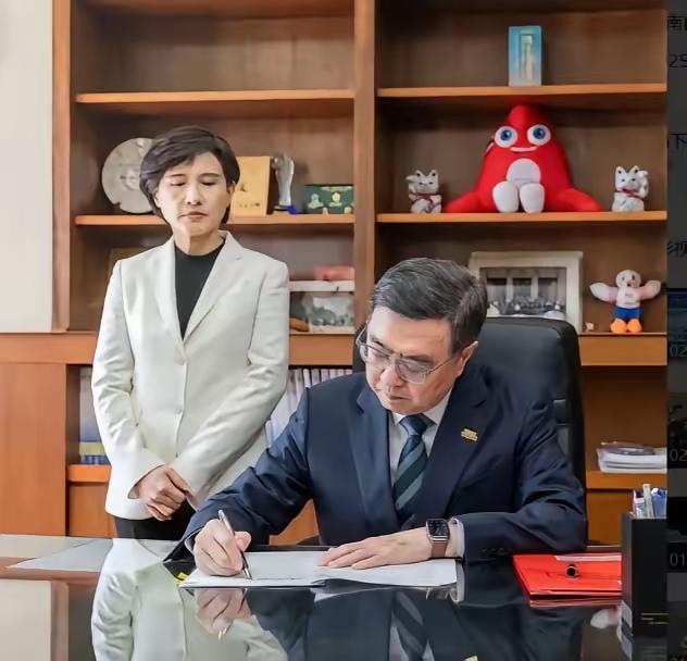 台湾民众党正式宣布！

​12月17日，台湾地区民众党主席黄国昌宣布：民众党已经