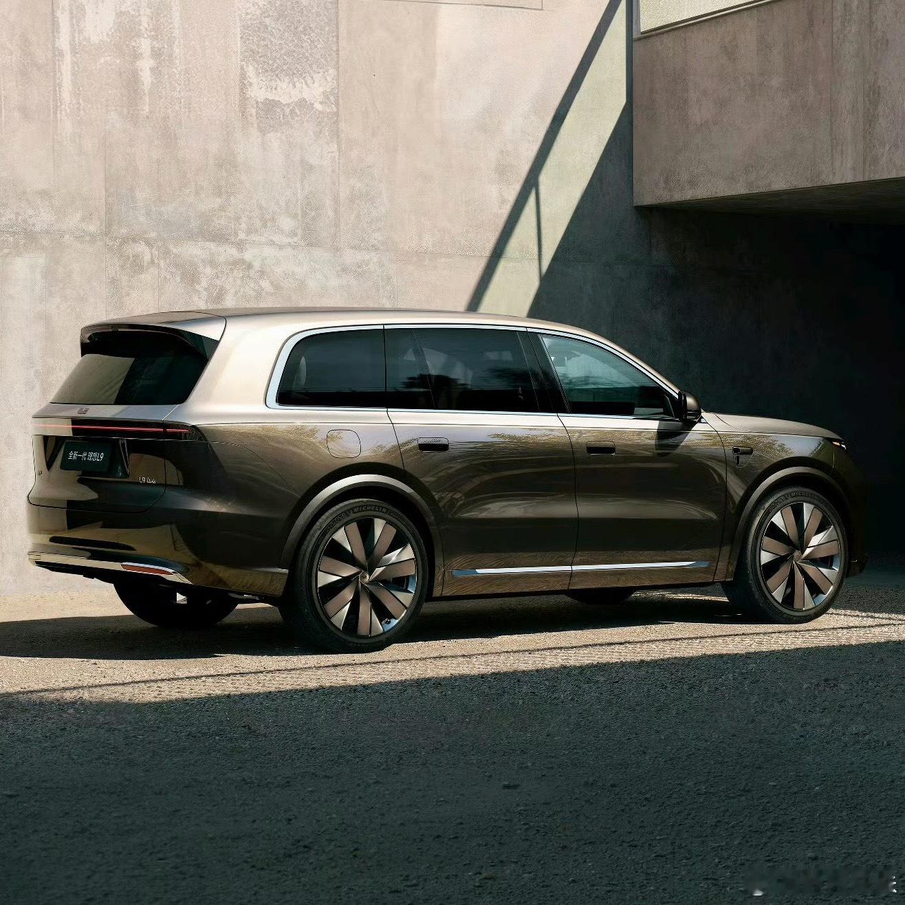 全新理想L9 Livis第二季度就要来了，据说售价55.98万元，同级车里竞争选