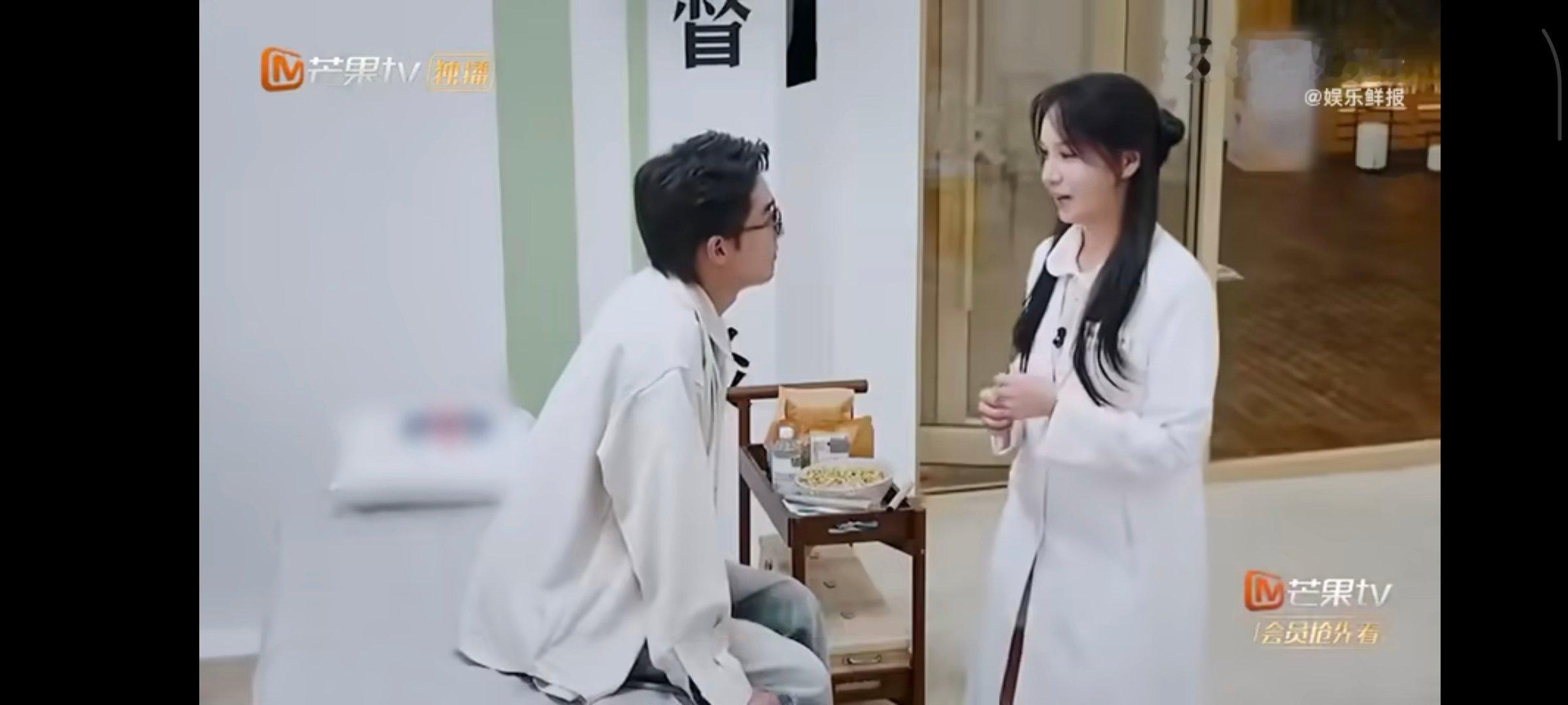 周峻纬反向治疗中医学徒 双向治愈的温暖！阿依祖热木因经验少落泪，周峻纬暖心反向安