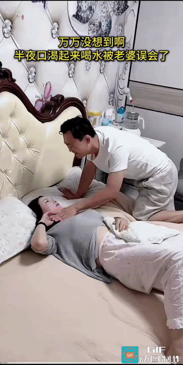 “跳到黄河里，也洗不清。”
这哥好似还有点骨气，情愿挨揍，也不愿主动亲上一口……