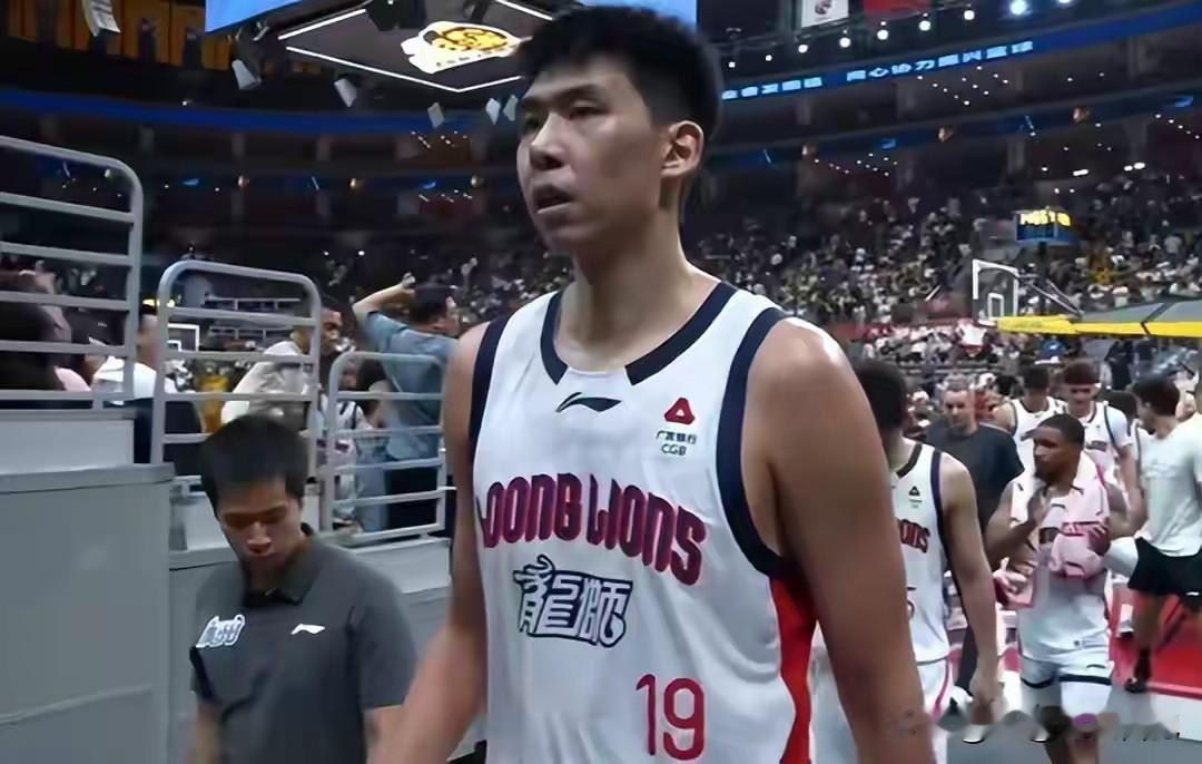 广州“打工仔”打爆“东家”内线！杜峰该不该为自己臭脾气买单？

今晚CBA季后赛