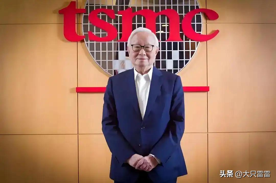 很多人以为台积电创始人张忠谋是台湾人。其实他是从大陆移民到美国的美国人。
他在受