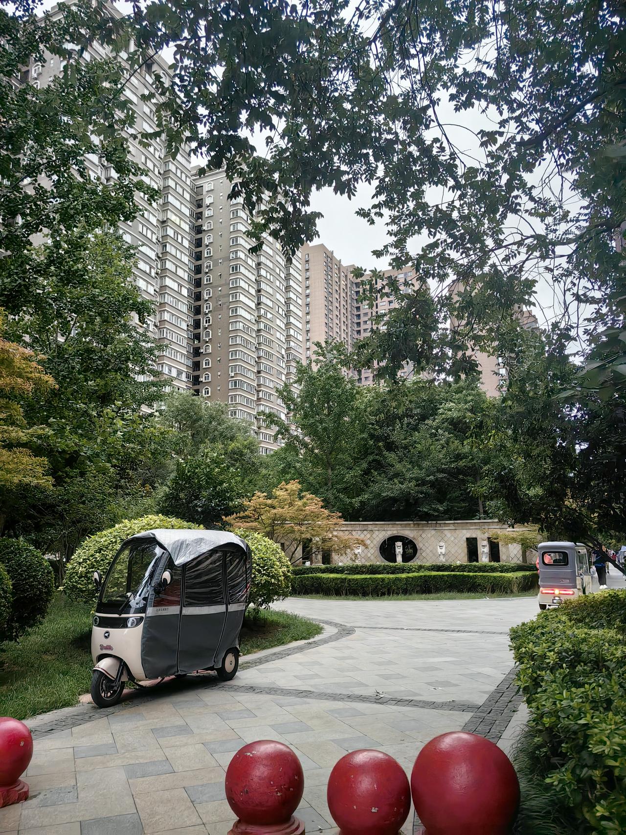 超市生意不好空调都不开了，买东西出来满身都是汗

今天是2026年8月1日，星期