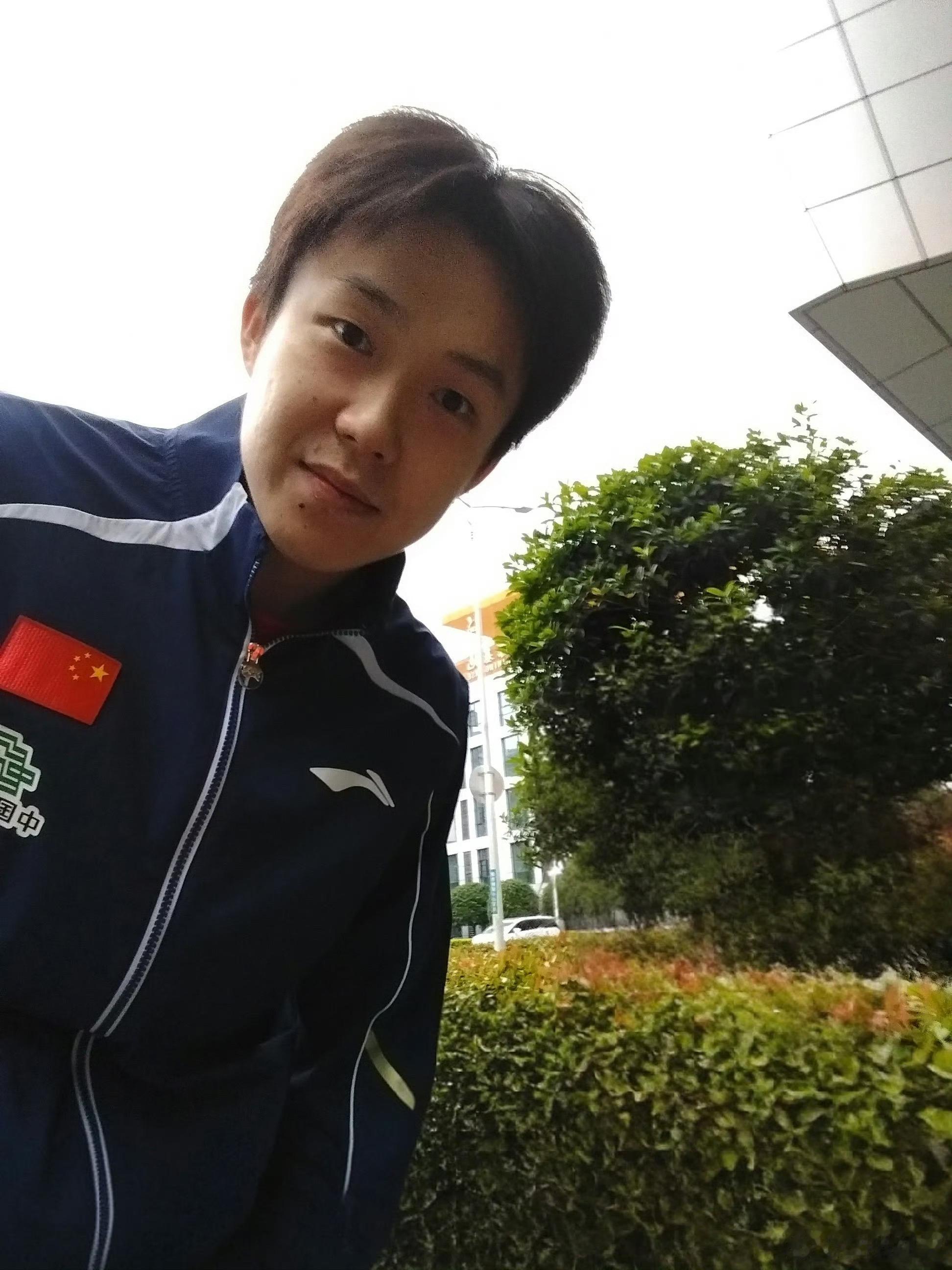 王楚钦独特合照视角赛场霸气，私下软萌！王楚钦合照自带专属温柔：俯身屈膝平视小球迷