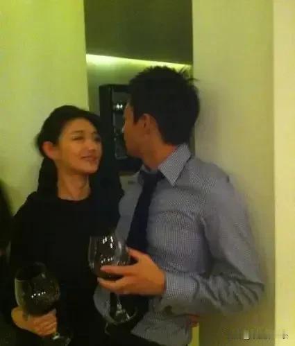 明明是爱情存在过的，两人为什么最终走向了陌路呢？
这一帧帧一幕幕的画面，多么美好