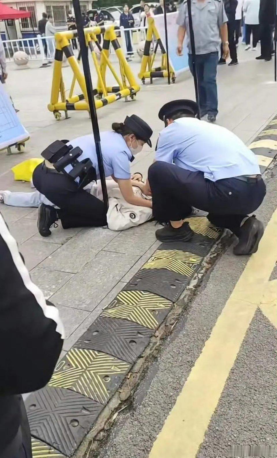 万万没想到，有忘记带身份证的，有走错考场的，也有迟到了进不了考场的！但家长因为紧