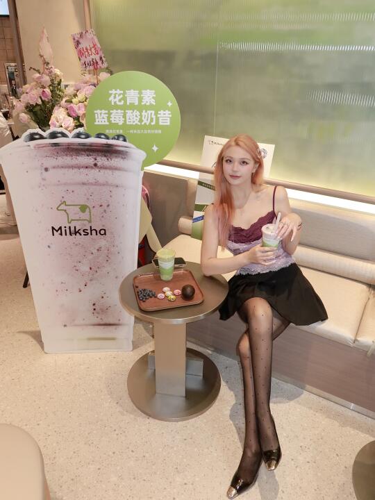 hi，这位紫色波点小姐