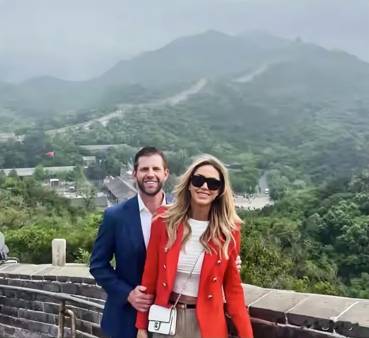 特朗普儿子儿媳打卡长城。随美国总统特朗普访华的次子埃里克和儿媳妇劳拉游览长城。劳