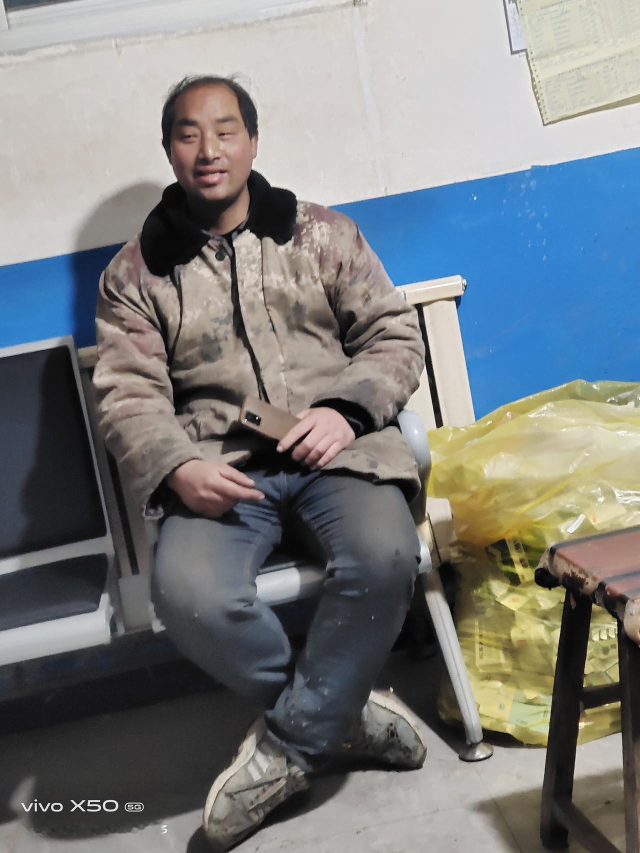 三蛋今儿个过生日，一大早便喜形于色，那模样，甭提多惬意了，就连他那稀稀拉拉的几根