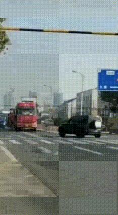 离谱！“赌气”老头乐绕着越野车转圈
 路口有一辆黑色大越野和白色老头乐轻轻剐蹭。