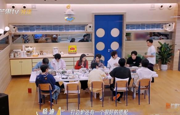 杨迪一脸神秘卖关子，悄悄安利独家吃法：“打边炉有个很好的搭配，那就是煲仔饭！”高