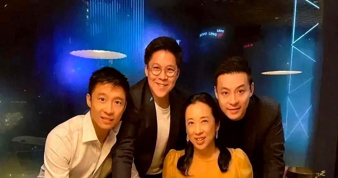 朱玲玲这步棋，走得真绝。

当年多少人笑她“净身出户”，现在回头看，人家投资的是