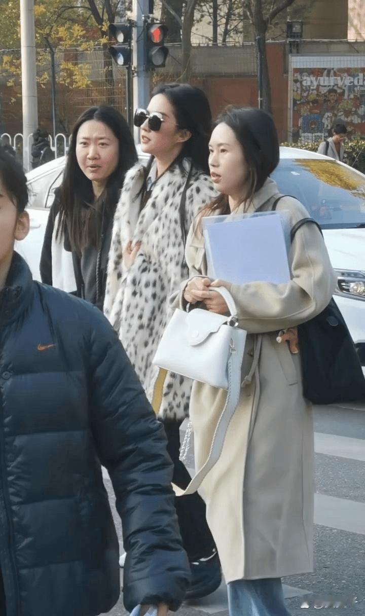 北京街头偶遇刘亦菲，37岁依旧少女感十足，岁月不败美人 