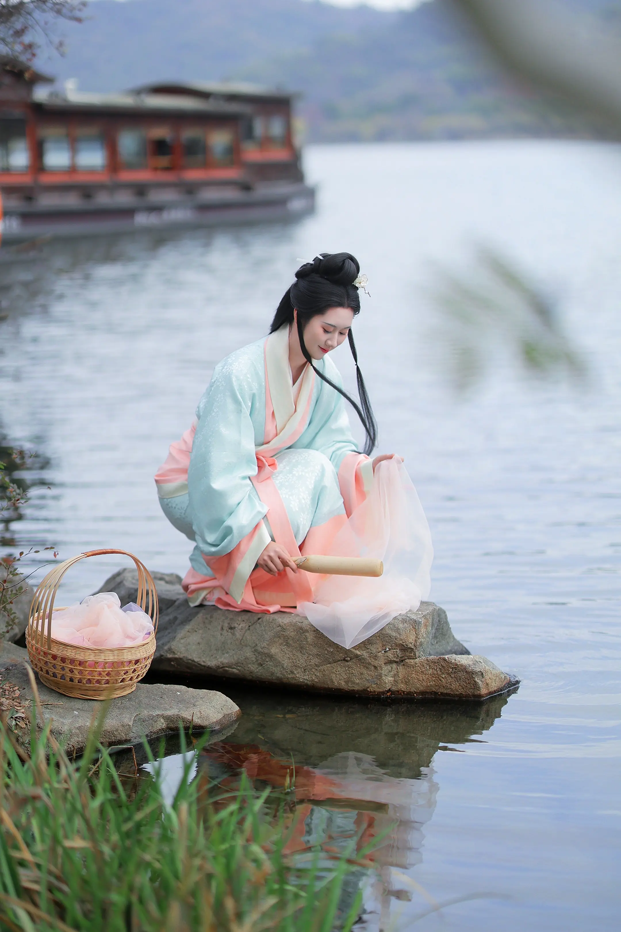 西施浣纱图。给客妹拍的西施。一整个温柔住了～ 特意跑到越王城遗址去拍的...