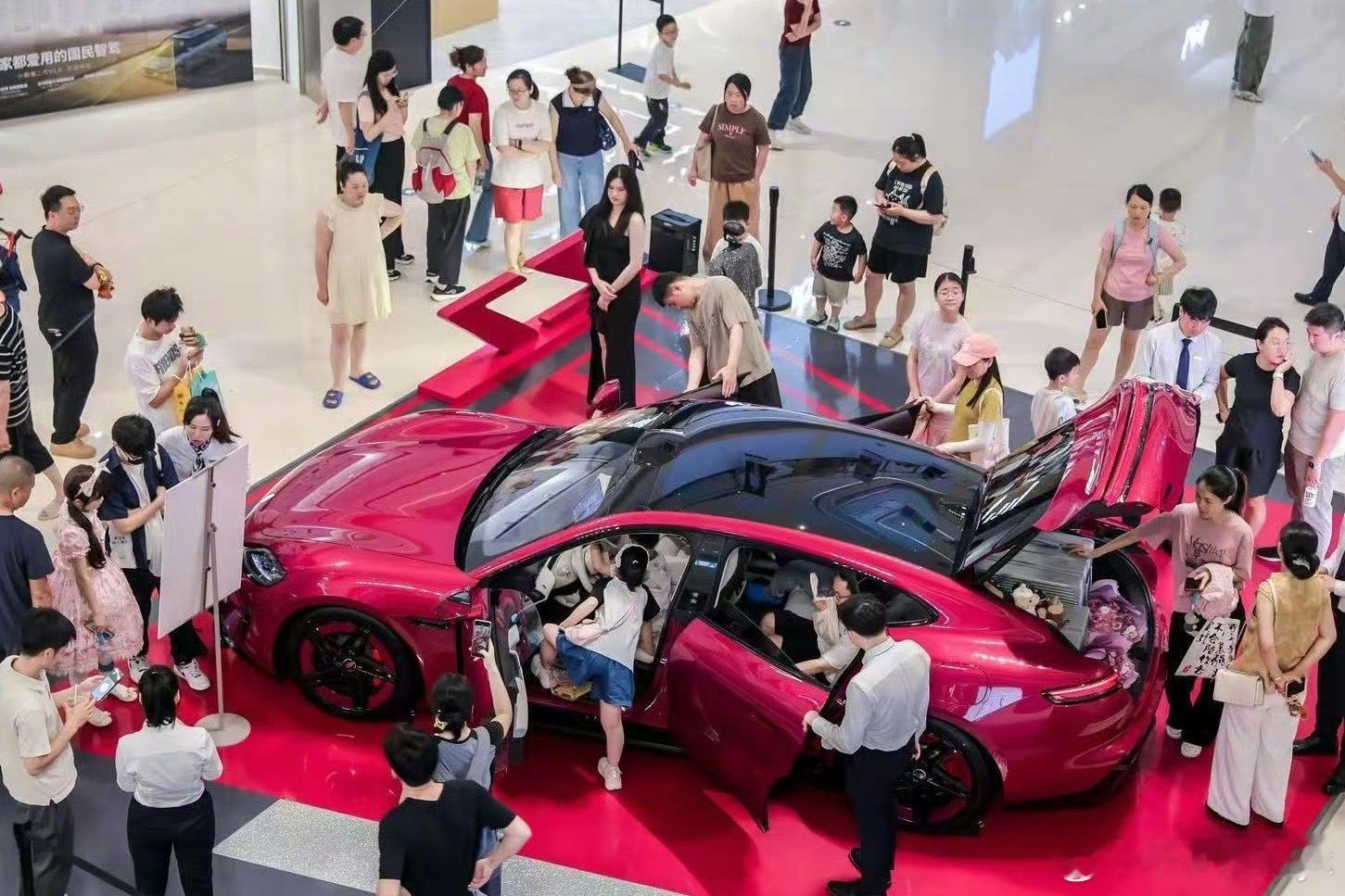 五一尚界门店客流爆棚确实有一说一，路过了几家鸿蒙智行的门店，看尚界的人真的是特别