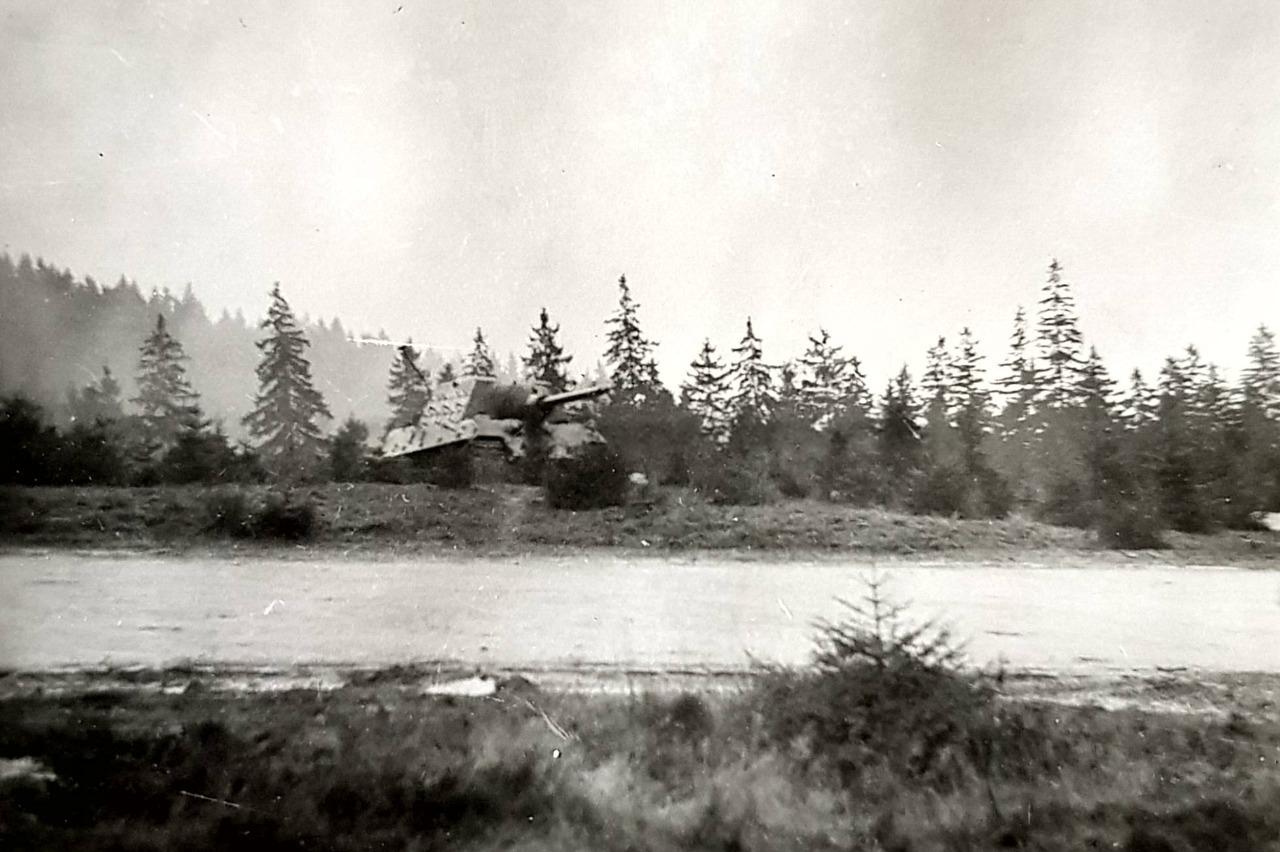 1945 年 4 月 15 日，德国圣安德烈亚斯贝格地区，一辆后期型 “猎虎” 