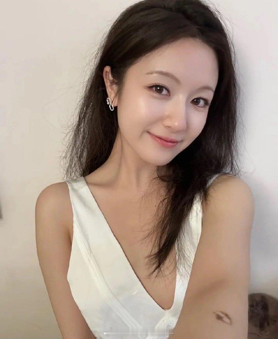 #李兰迪胳膊纹身# 才发现李兰迪胳膊上有纹身，是✨⭐嘛，和张新成有关嘛#李兰迪纹