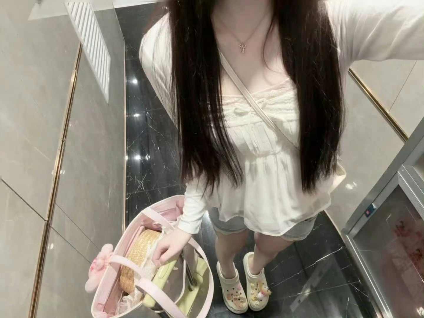 带上道具出去户外咯  